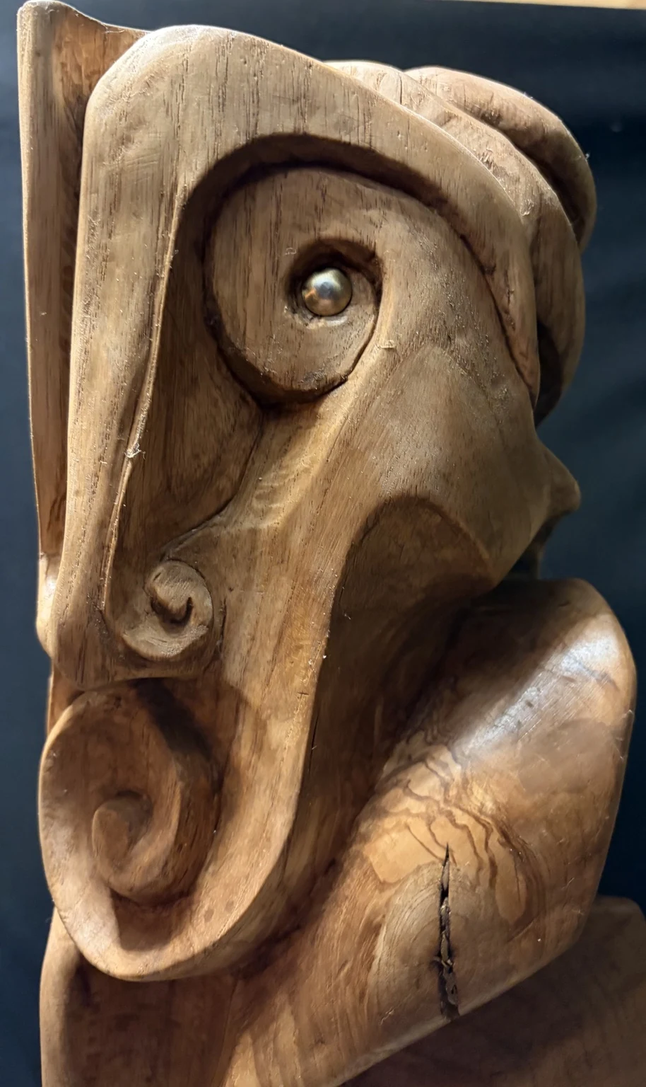 MacWhirr, frontal detail of the carved face and gold pupil.